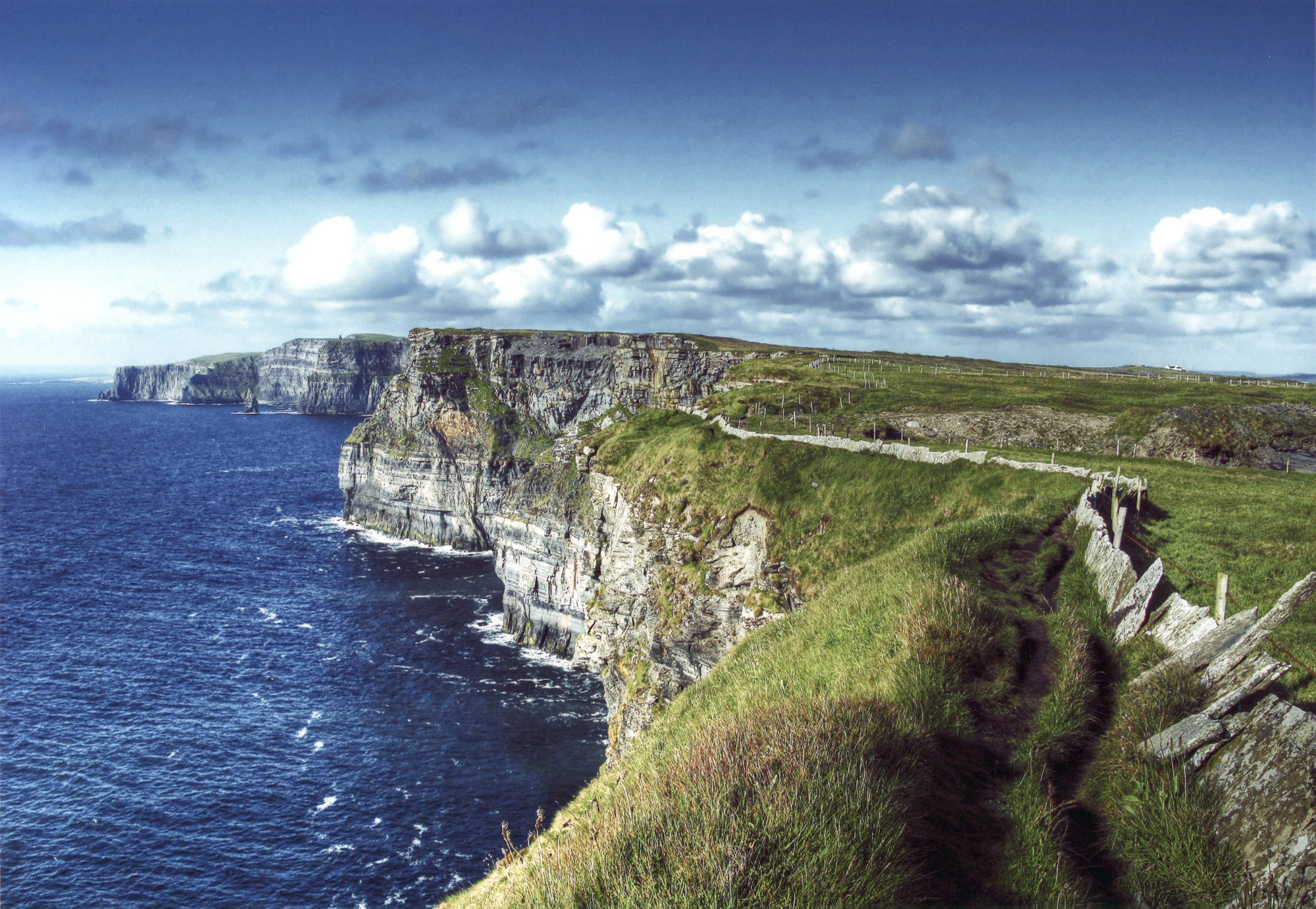 The isle in the irish sea. Утёсы мохер Ирландия. Cliffs of Moher Ирландия картина. Скалы мохер Ирландия. Остров иннисфана Ирландия.